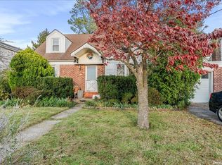 252 Beebe Rd, Mineola, NY 11501