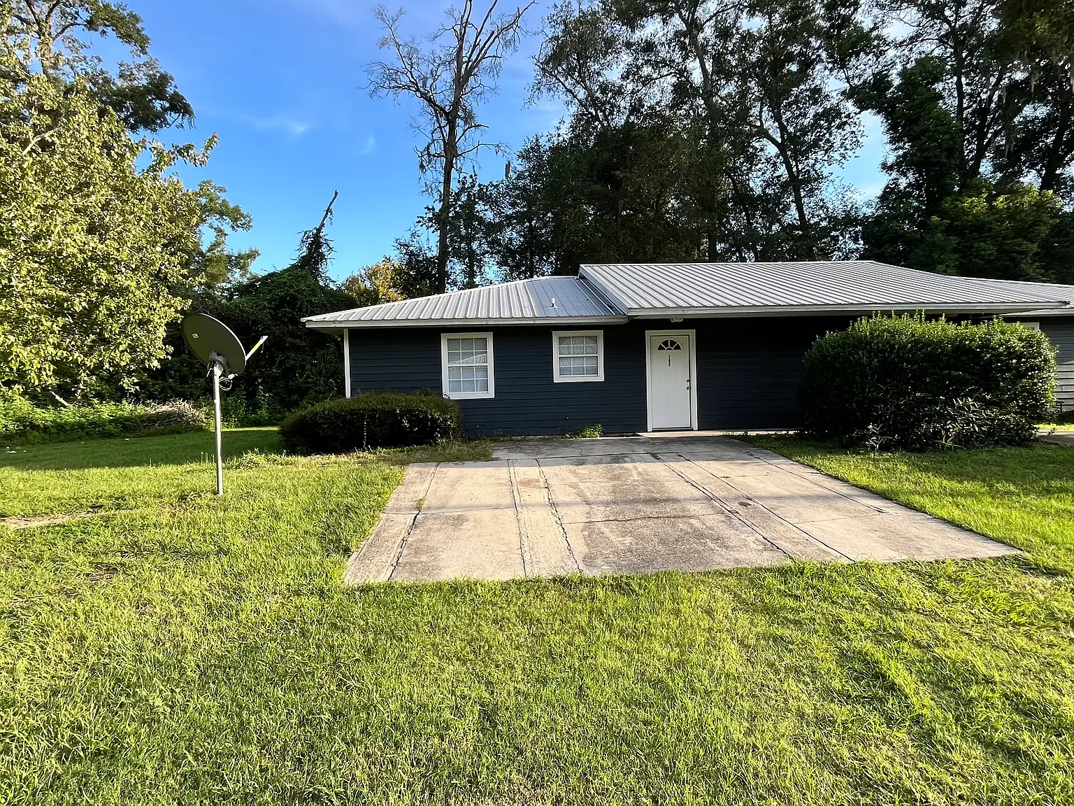 3 bed, 1000 sqft, $1,300 — Photo 2