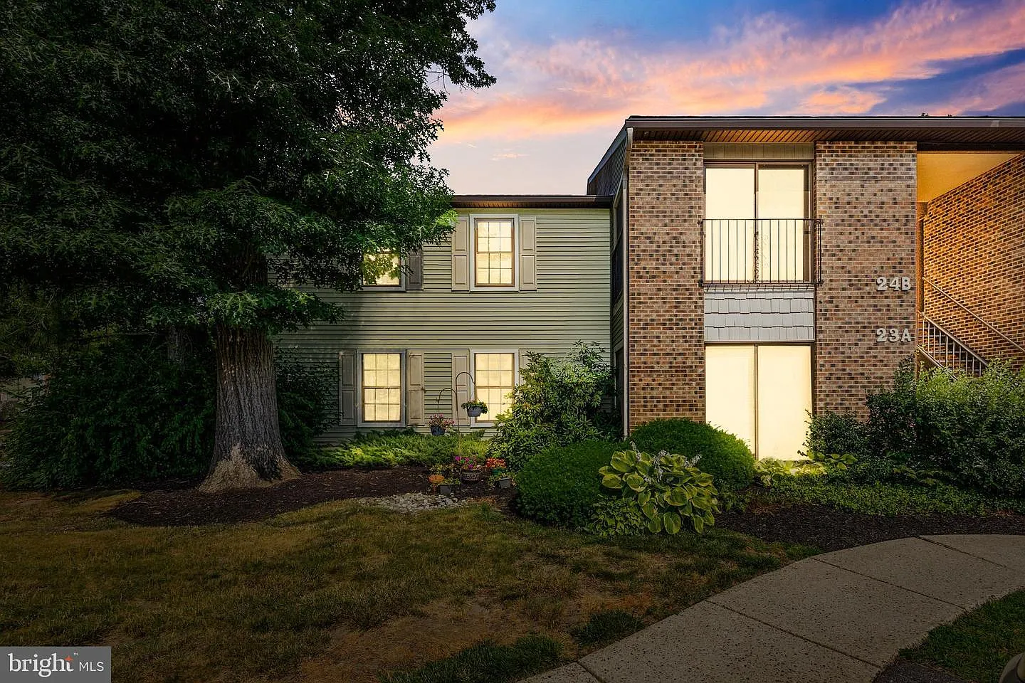 2 bed, 1.5 bath, 1171 sqft, $2,200 — Photo 1