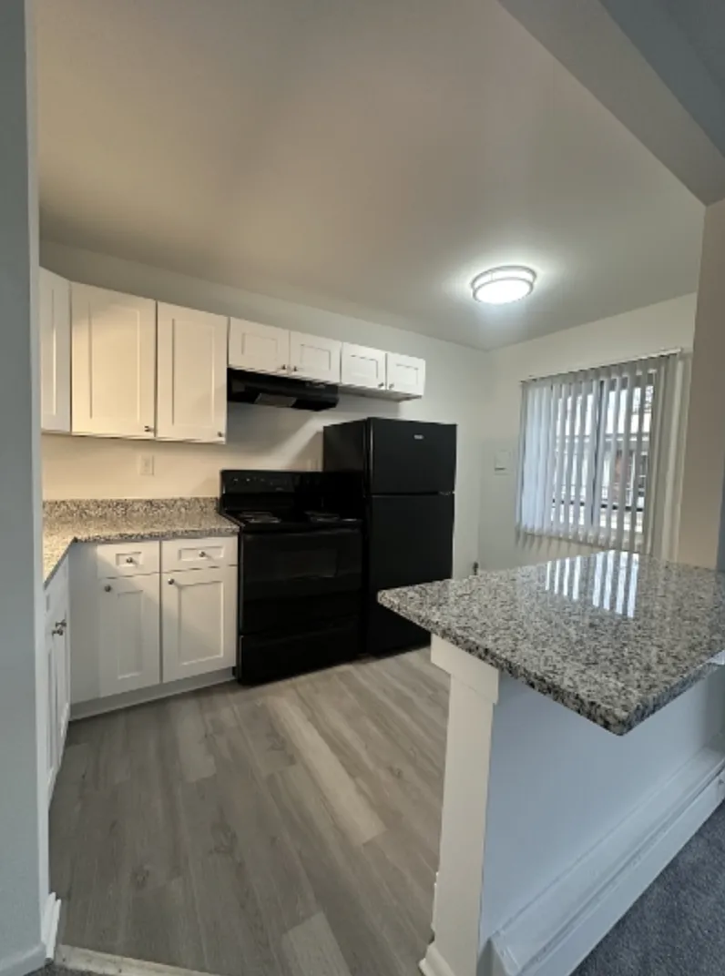 Lakeshore Apartments — Photo 3