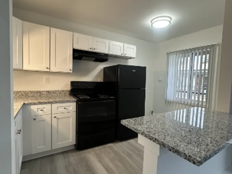 Lakeshore Apartments — Photo 3