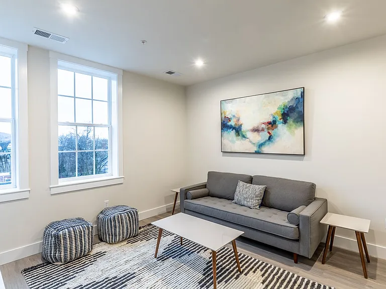 1135 Rose Hill Dr — Photo 4