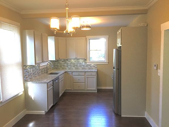 4th image of 1127 Mount Royal Blvd