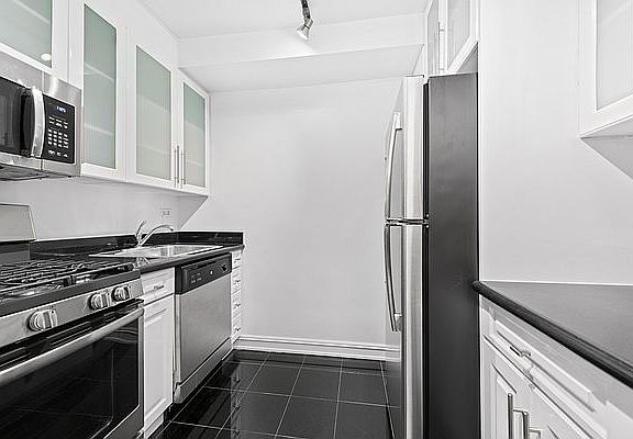 3rd image of 225 E 70th St APT 10A