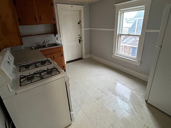 3rd image of 415 Adams Ave #3
