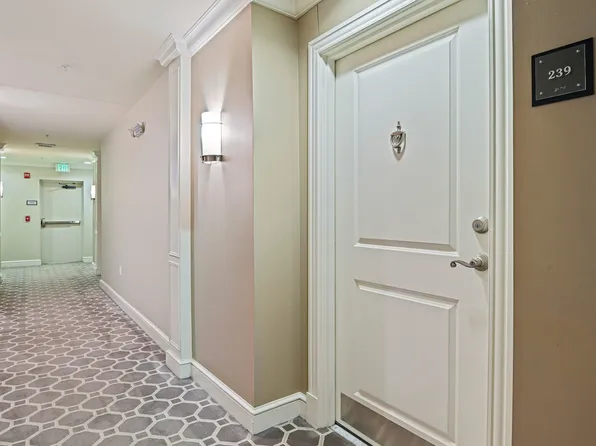 2655 Prosperity Ave APT 239, Fairfax, VA 22031