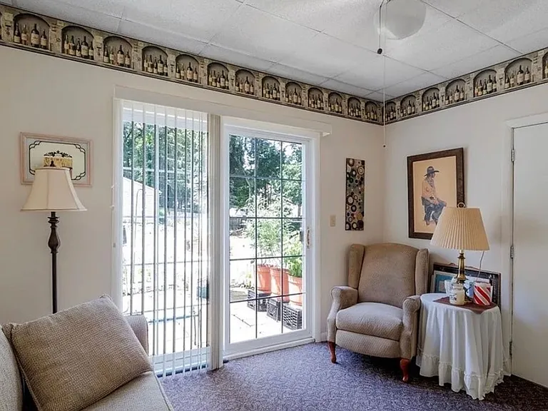 460 Royal Ave — Photo 10