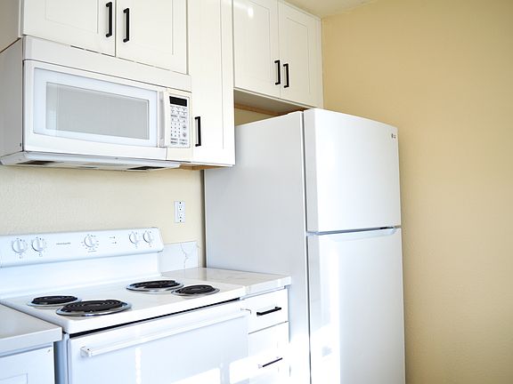 4th image of 620 E Lexington Ave E #19