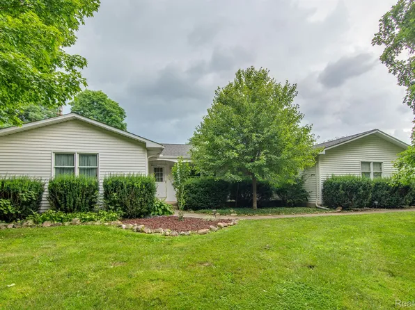 11439 Faussett Rd, Fenton, MI 48430