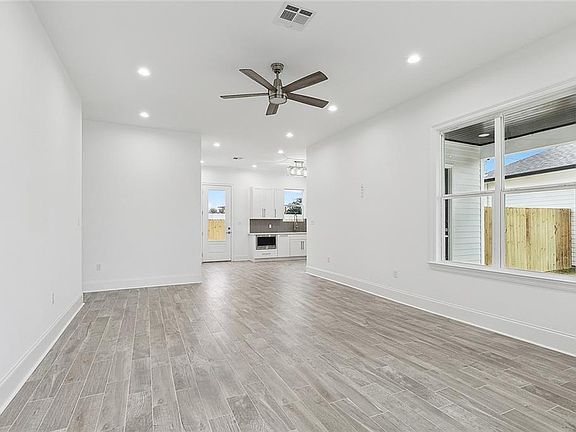 3rd image of 183 Sugarpine Dr