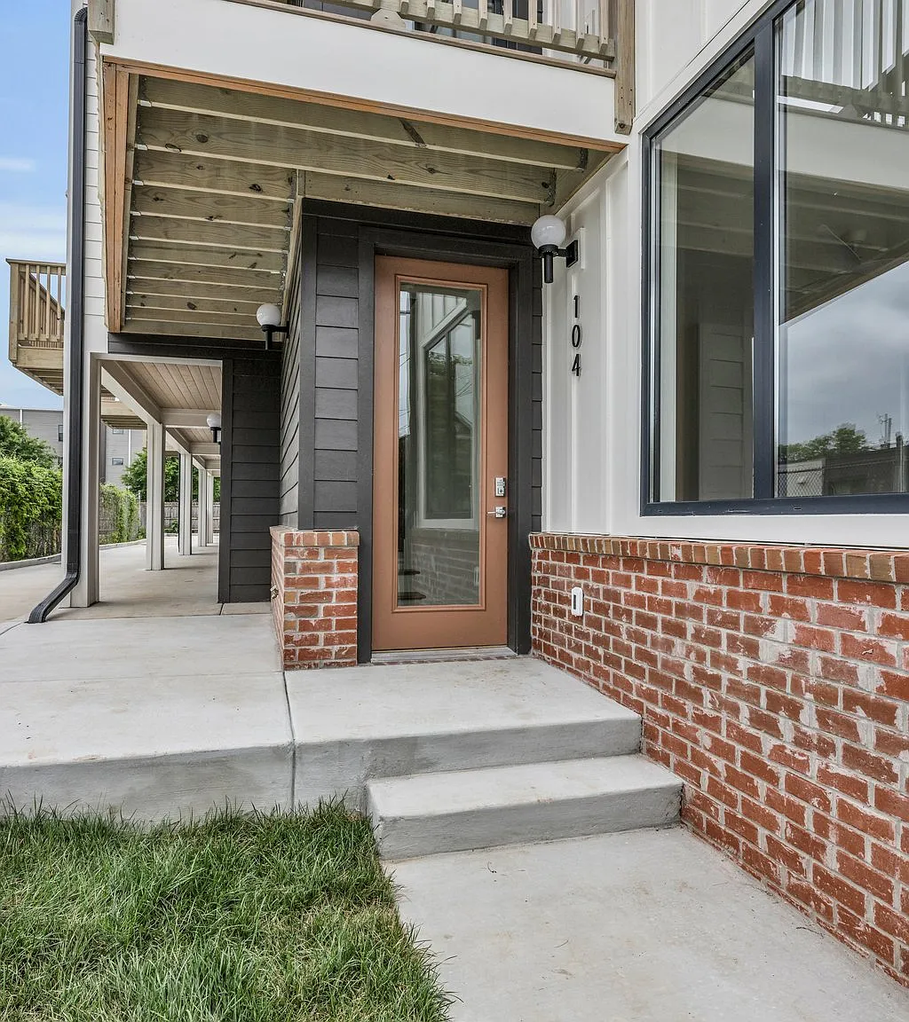 1 bed, 1.5 bath, 1200 sqft, $1,600 — Photo 2