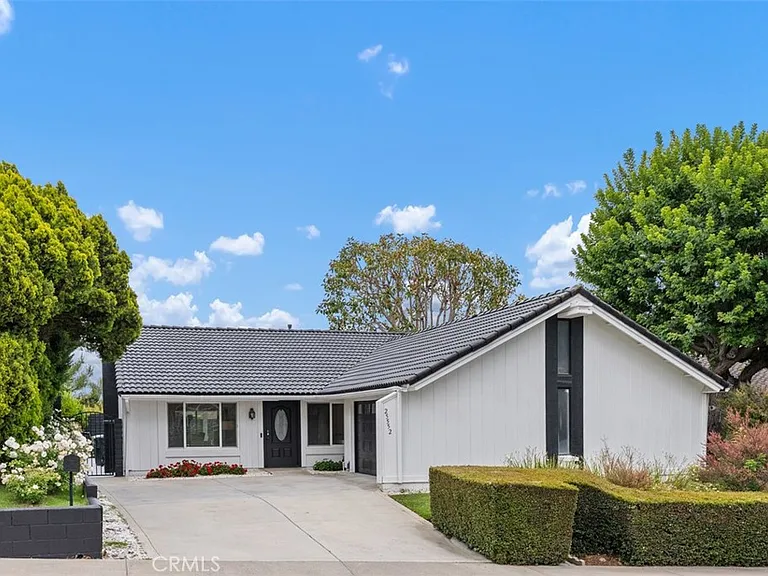 25552 Mackenzie St — Photo 1