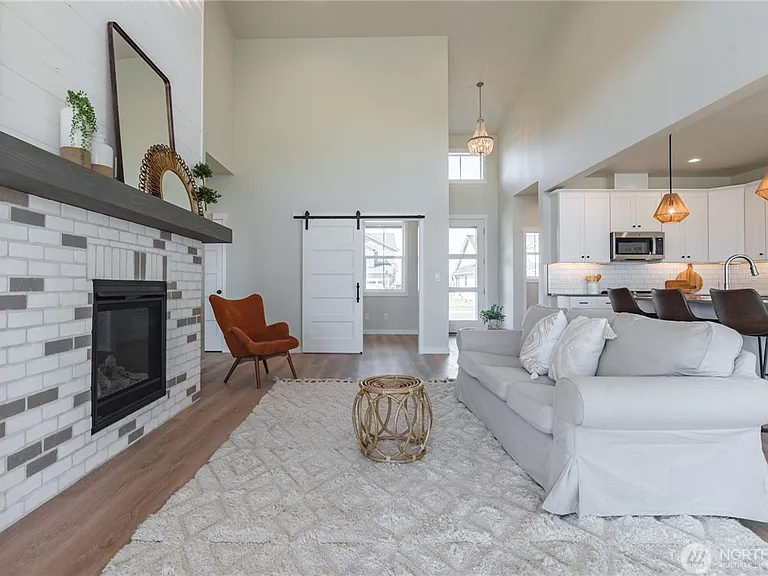 2233 Berryman Loop — Photo 12