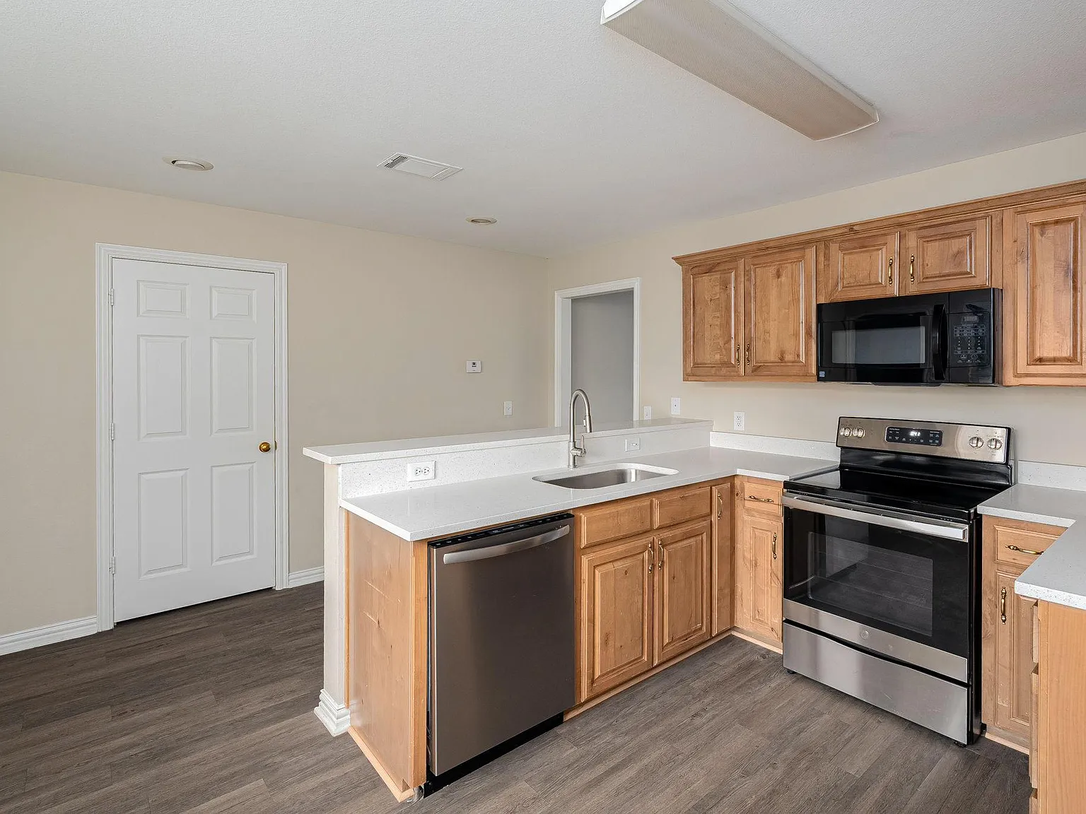 3 bed, 1327 sqft, $1,600 — Photo 4