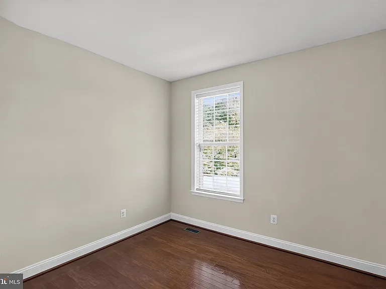 6816 Barlowe Ct — Photo 8