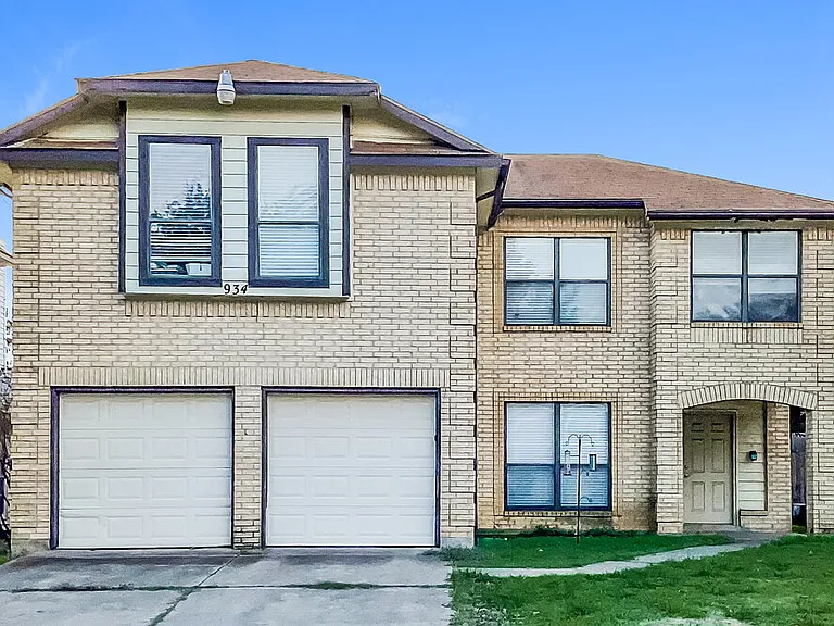934 Ashmount Ln — Photo 1