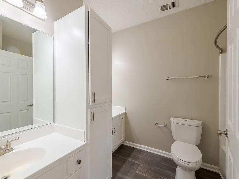 Abbington Place Apartments — Photo 14