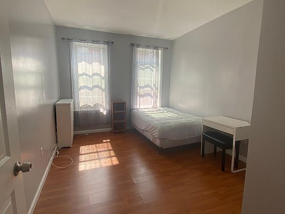 3rd image of 733 Noble Ave Floor 2