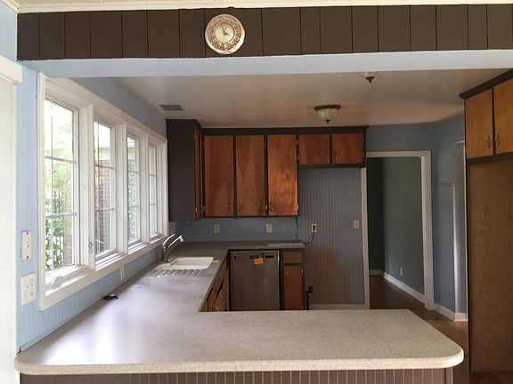 5th image of 2424 Oakland Dr