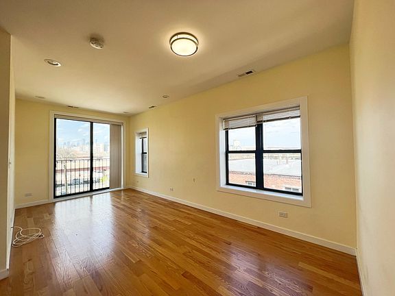 3rd image of 213 W 25th Pl #3