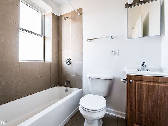 1145 N Austin Blvd Apartments Chicago Bathroom_1