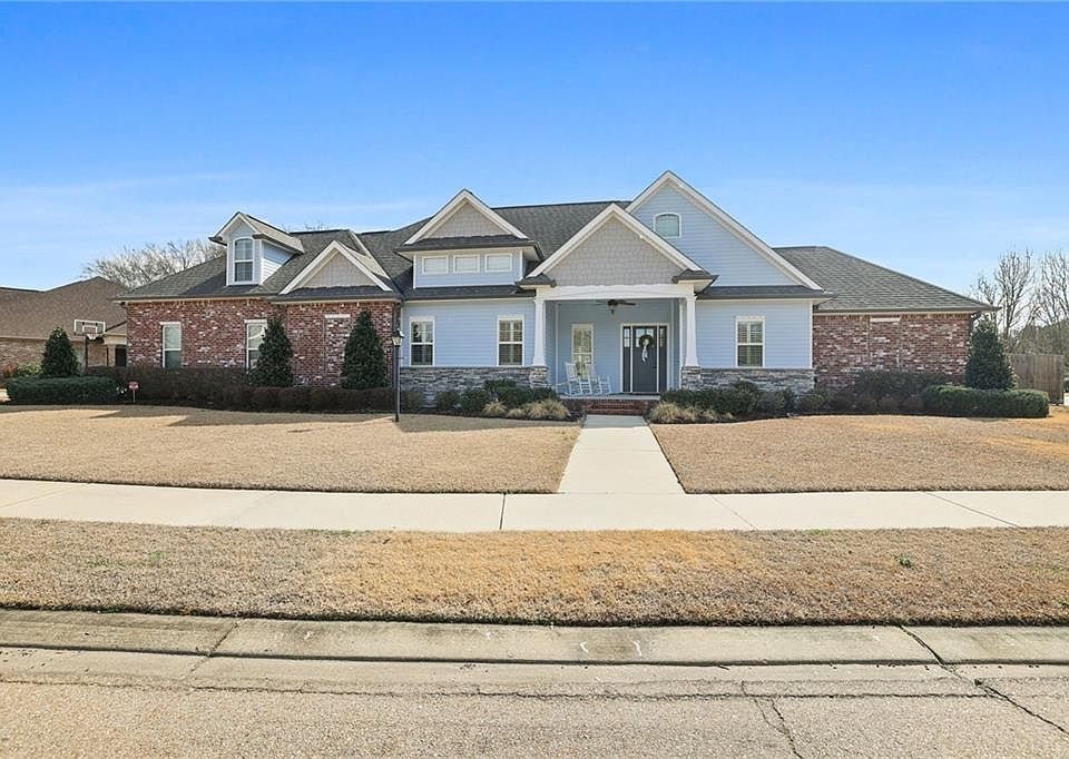 1st image of 826 Decatur St