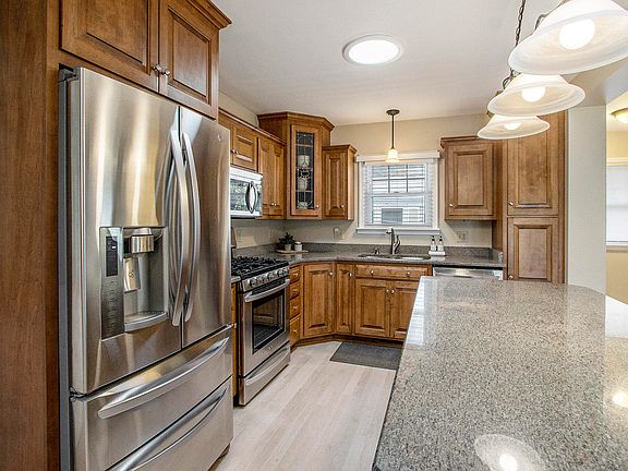 3rd image of 8038 Lake Wood Dr