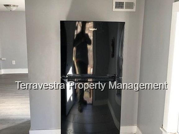 3rd image of 208-210 E Oak Rd #208-A