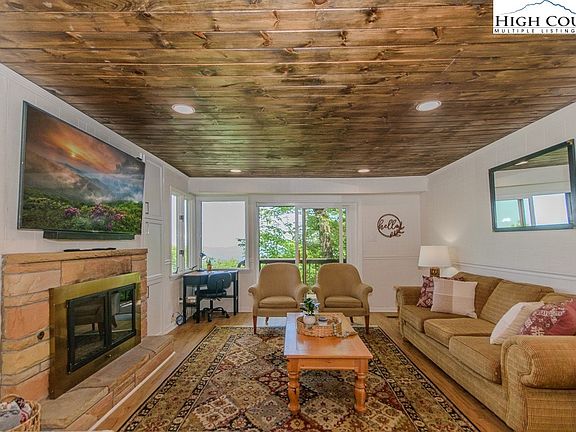 3rd image of 220 Northridge Road #25