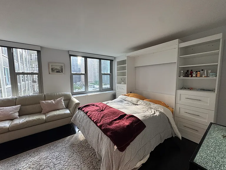 400 E Randolph St #1822 — Photo 2