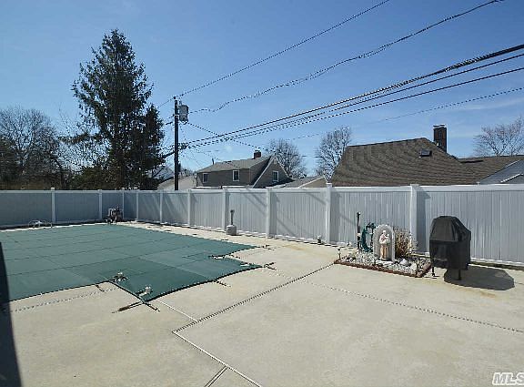 3rd image of 8 Weaver Ln
