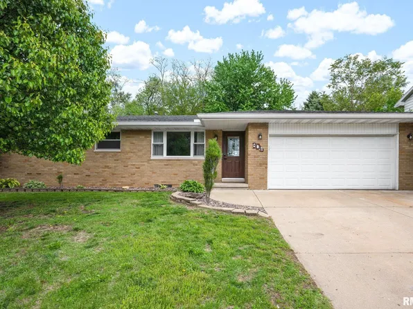 306 Parkway Ln, Pekin, IL 61554