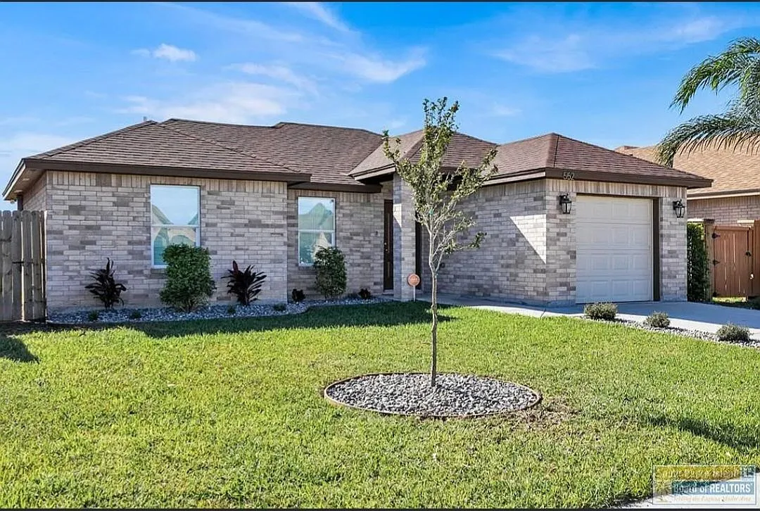 3 bed, 2.0 bath, 1045 sqft, $2,200 — Photo 2