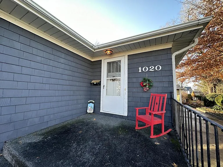 1020 Florence Ave — Photo 4