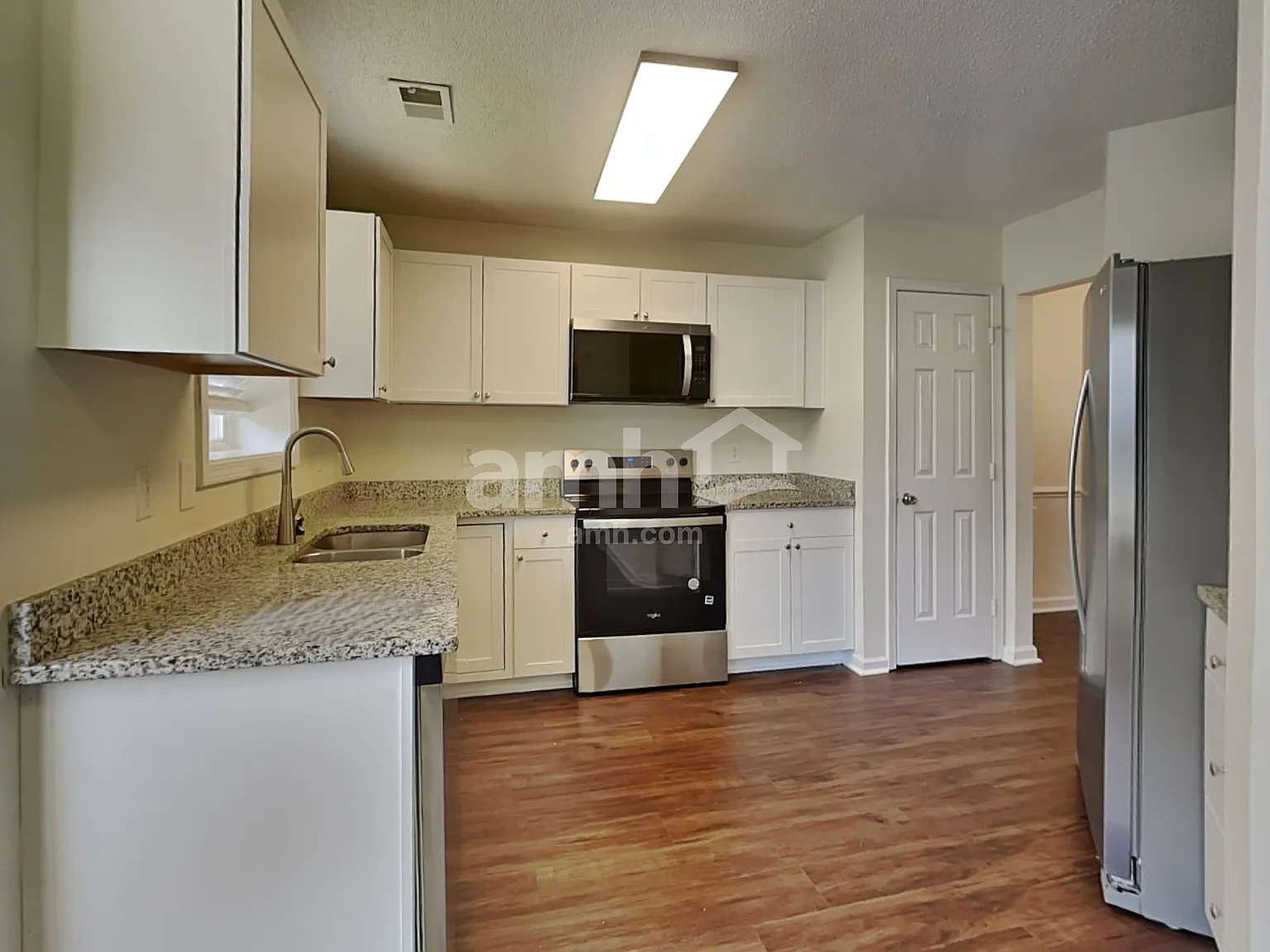 4 bed, 2.5 bath, 2000 sqft, $2,200 — Photo 3