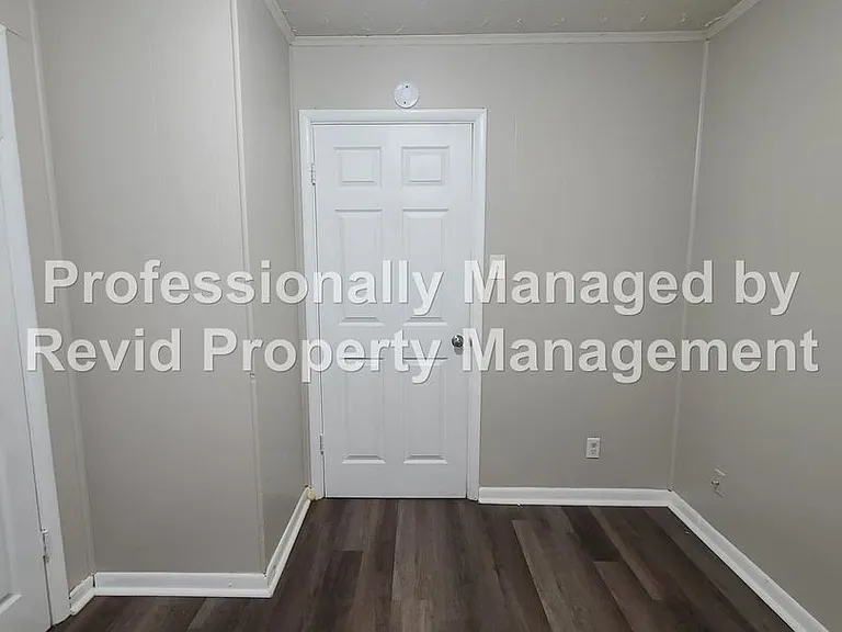 744 Lester St — Photo 10
