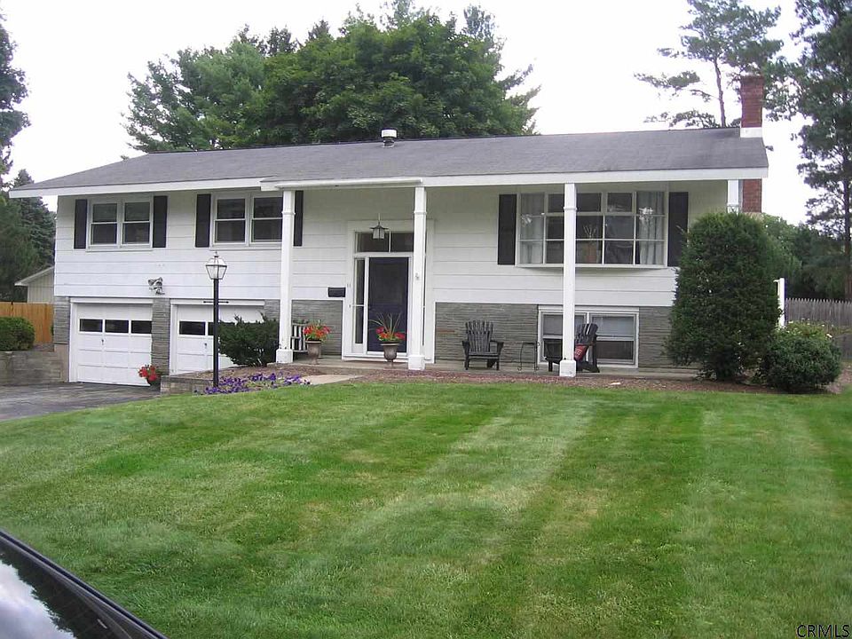 1st image of 11 Evergreen Blvd