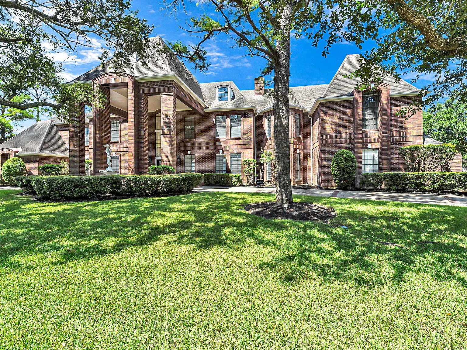 5 bed, 6.0 bath, 7152 sqft, $6,995 — Photo 4