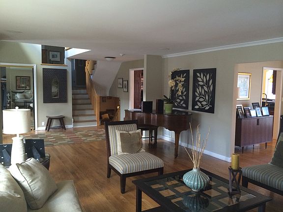5th image of 19 Blackstone Dr