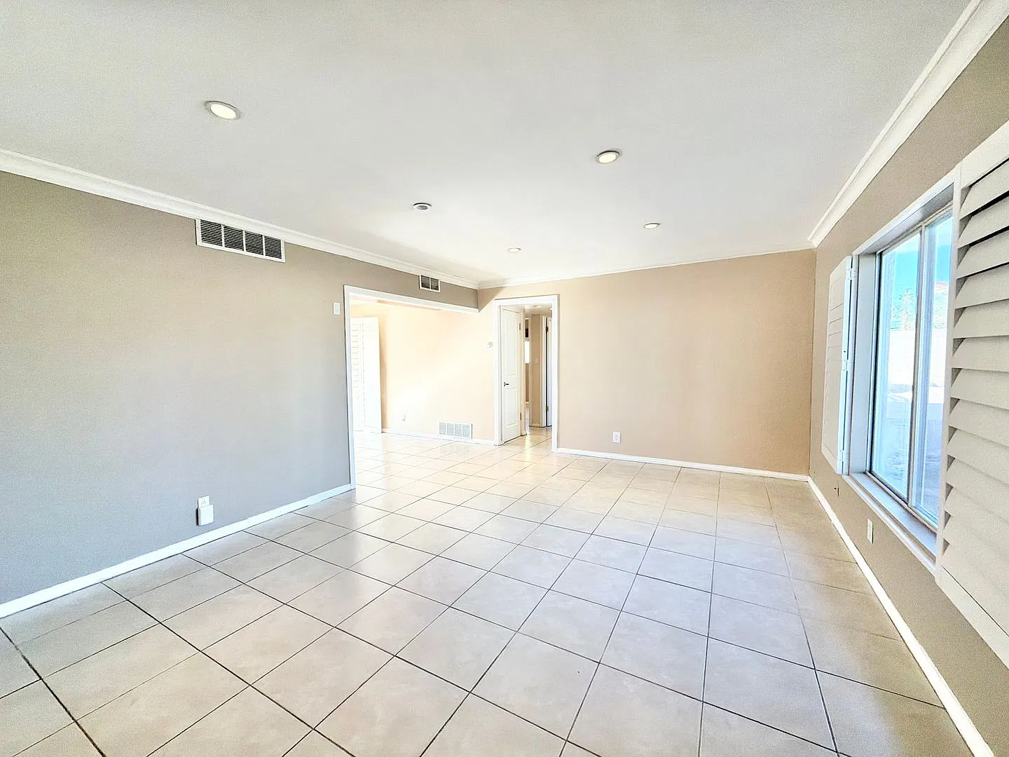 Available Now! 4 Bedroom 2 Bathroom Pool Home In Palm Springs! — Photo 4