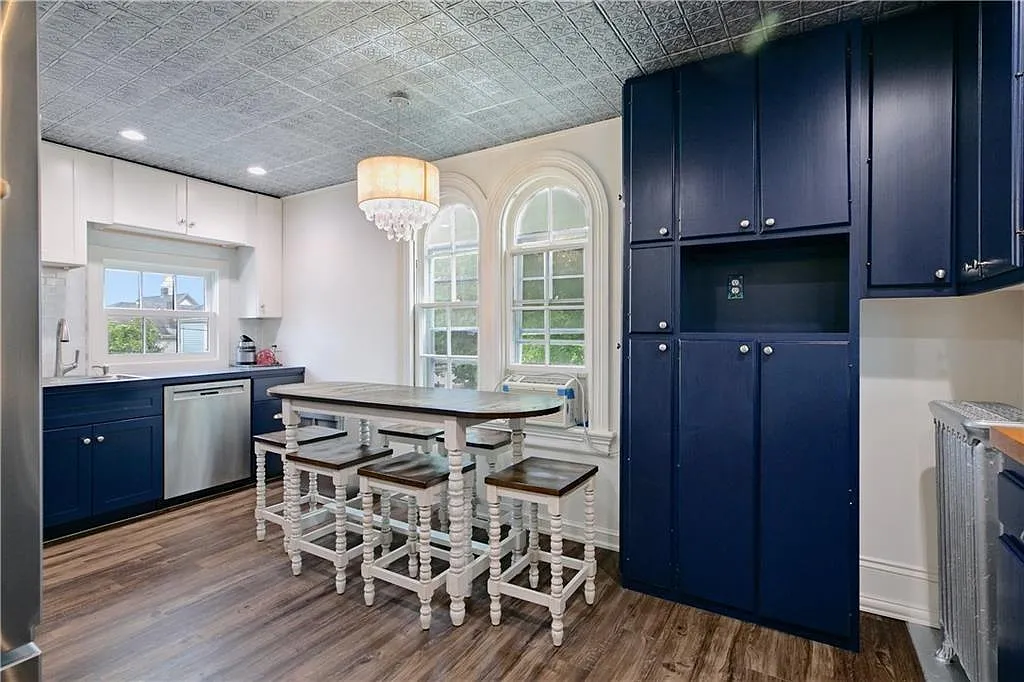 4 bed, 3.0 bath, 2100 sqft, $4,500 — Photo 4