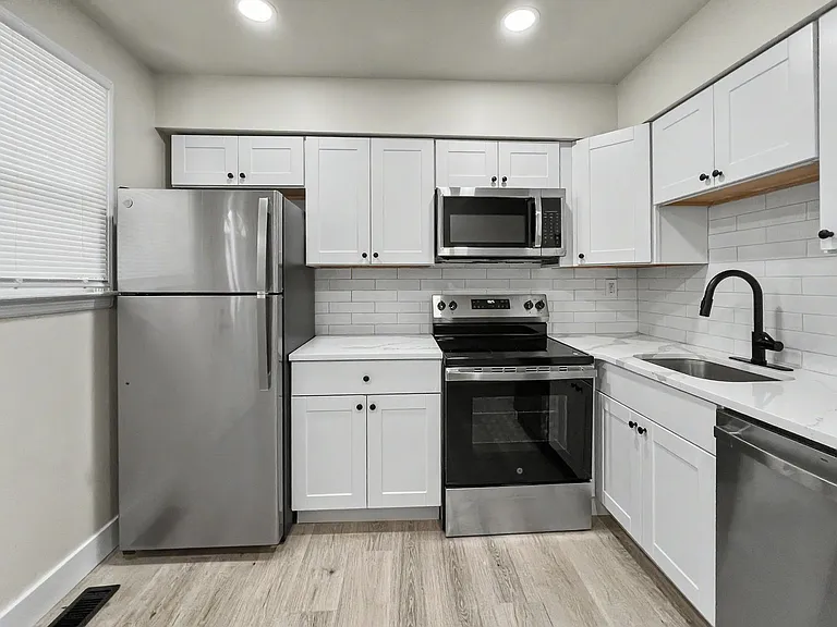 200 E Maple Ave — Photo 31