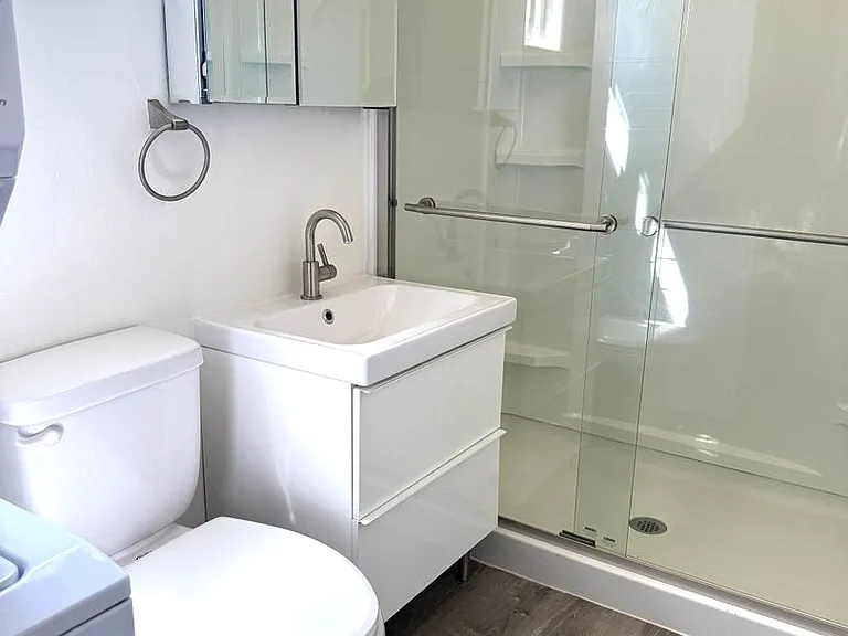 Upstairs 1 bedroom 1 bathroom apartment - Available now — Photo 10