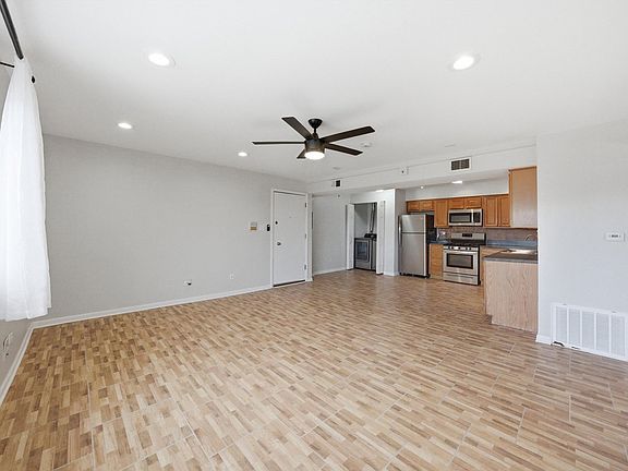 4th image of 10440 Natoma Ave Unit 9