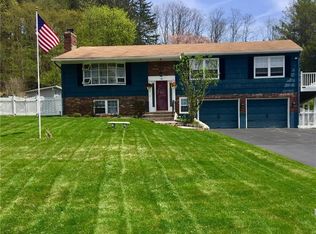 12 Woodbine Dr, Mahopac, NY 10541