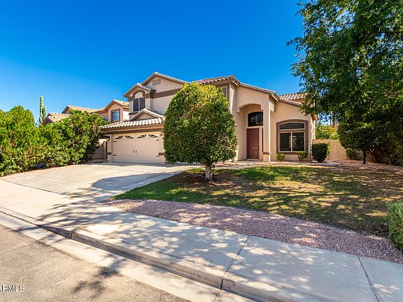 3rd image of 533 W MYRTLE Drive