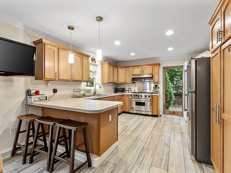 28 Bayview Ave — Photo 4
