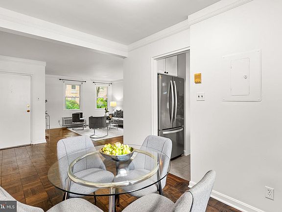 3rd image of 4820 Chevy Chase Dr APT 101