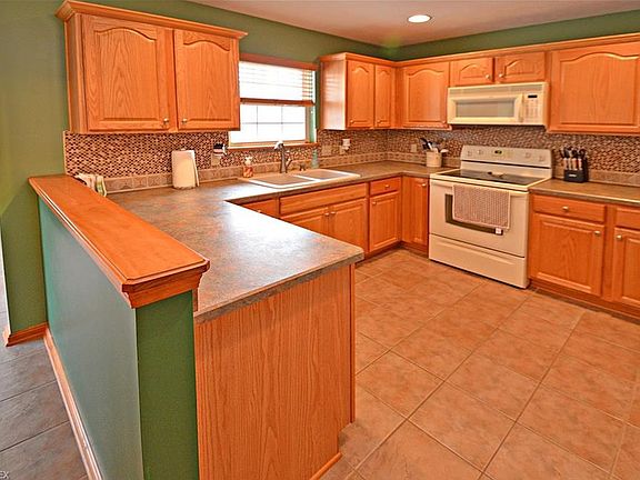 4th image of 1691 E Ash Dr