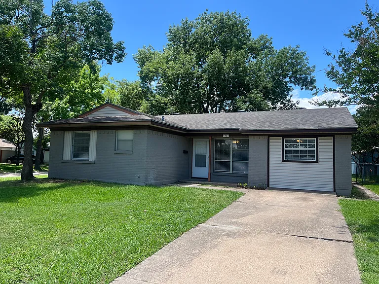 1027 Caladium Dr — Photo 2